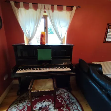 Semesterbostad Cozy House, Castlebar Town, Near To Westport, Achill & Clifden *